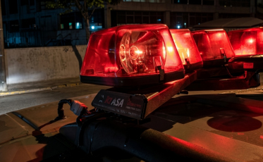 Homem é esfaqueado durante assalto enquanto esperava ônibus próximo ao Hemosc em Criciúma