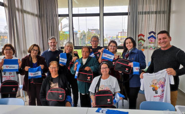 Direção da Afasc entrega bolsas para participantes das oficinas do CCTI