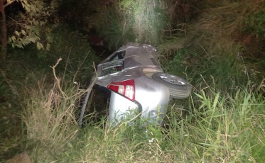 Mulher fica presa às ferragens após capotamento em Içara