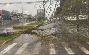 Temporal deixa cidades em alerta após série de estragos no Sul de SC