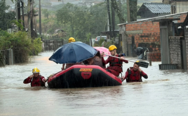 Chuva em SC: temporal alaga ruas, suspende aulas e afeta serviços; acompanhe em tempo real