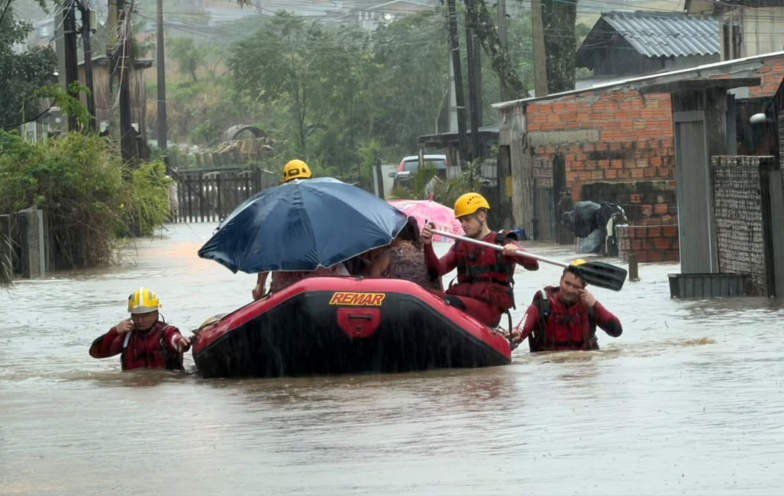 Tempo real: chuva interdita vias e causa transtornos na região Sul