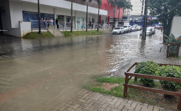 Chuva causa inúmeros alagamentos em Criciúma (FOTOS E VÍDEOS)