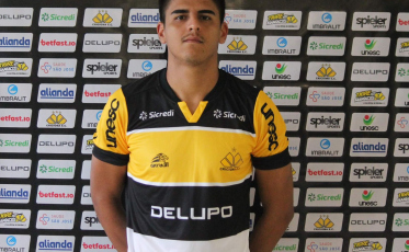 Zagueiro Alan Dias é apresentado pelo Criciúma