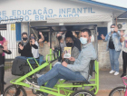 Alex e Bia percorrem os bairros em bicicleta triciclo