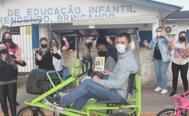 Alex e Bia percorrem os bairros em bicicleta triciclo