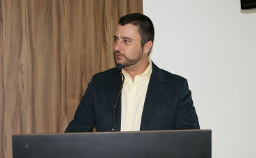 Para concorrer à prefeitura, vereador se licencia em Içara