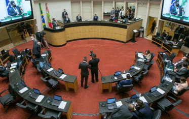 O leite foi derramado no pacotaço de dezembro – o impasse agora na Alesc é a enfadonha consequência