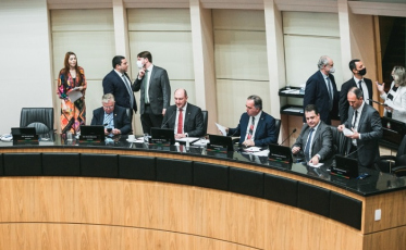 Voto irregular e discussão acalorada, fim de papo: sem aposentadoria especial para deputados (VÍDEO)