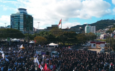 Reforma da previdência: Servidores lotam frente da Alesc (VÍDEO)