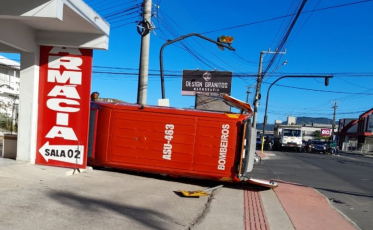 Ambulância capota com paciente dentro 