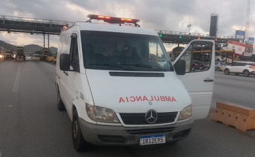 Ambulância é flagrada transportando peixes (VÍDEO)
