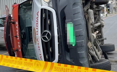 Ambulância do Samu fica virada após acidente em Tubarão
