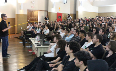 Inspirações e futuro marcam palestra de engenheiro da Tesla