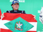 Piloto catarinense vai correr na mesma pista onde Ayrton Senna teve a primeira vitória na F1