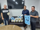 Anjos do Futsal entrega bolas e coletes para o núcleo de Içara