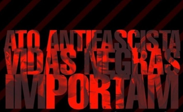 Manifestantes se reúnem para ato antifacista em Criciúma