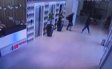 Vídeo mostra criminosos fugindo de edifício no Centro de Criciúma; assista