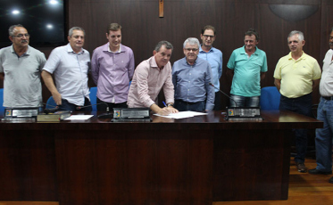 Prefeito Frigo assina ordem de serviço da Linha da Boit