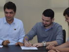 Salvaro assina termo de compromisso com o DCE