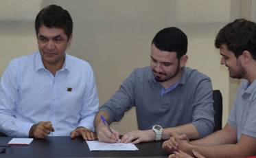Salvaro assina termo de compromisso com o DCE