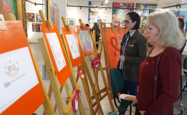 Jurados avaliam desenhos finalistas para a capa de folder da Apae de Içara