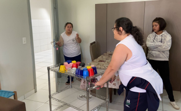 Casa Modelo reproduz ambiente domiciliar e proporciona experiência prática aos alunos da Apae