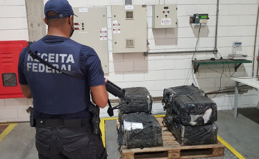 Receita Federal apreende 240 quilos de cocaína em porto catarinense