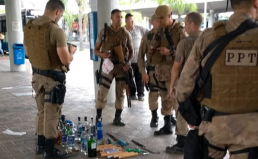 Membros de torcida organizada são flagrados com soco inglês e bastões de ferro