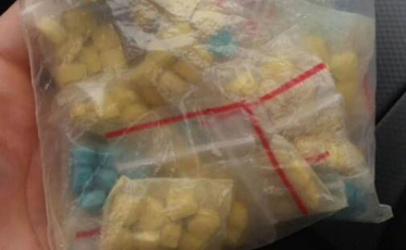 Polícia encontra 300 comprimidos de ecstasy e dois são presos