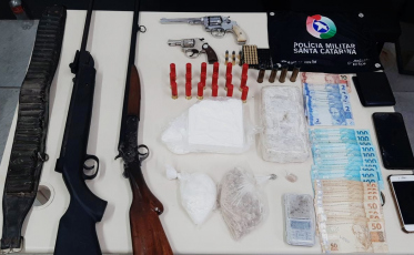 PM de Criciúma apreende drogas, armas de fogo e munições neste sábado