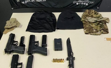 PM prende trio e apreende simulacros de pistola em Criciúma
