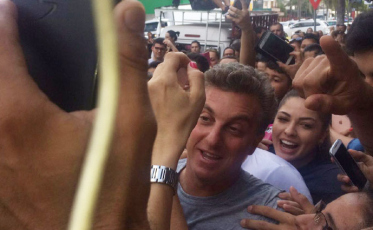 Luciano Huck faz o centro de Araranguá parar (VÍDEO)