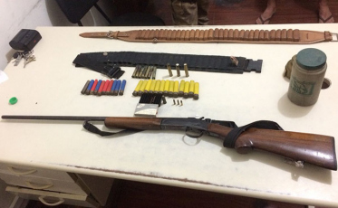 Homem ameaça pedestres com espingarda e acaba preso junto com comparsa