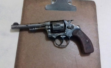 Polícia encontra arma enterrada, adolescentes são apreendidos e danificam a viatura da PM