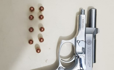 Homem tenta se livrar de arma e é preso pela PM 