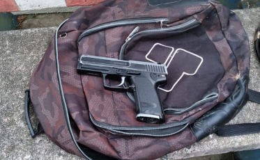 Em ronda escolar, PM apreende réplica de arma