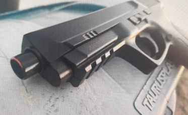 Tubarão: PM localiza simulacro de arma de fogo em casinha de cachorro