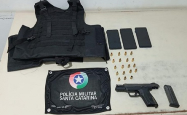 De carro, trio tenta fugir, dispensa arma, mas é preso com munições e colete