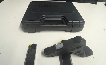 PM encontra arma em carro e prende dois homens em Criciúma