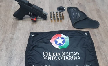 Criciúma: motorista é preso com arma de fogo em veículo de transporte escolar