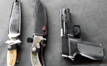 Homem é flagrado com facas e pistola falsa na BR-101