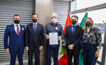 Arnaldo e Darolt firmam compromisso com entidades 