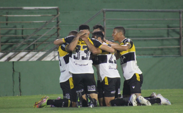 Criciúma empata com Guarani e pode subir para a Série A na próxima rodada