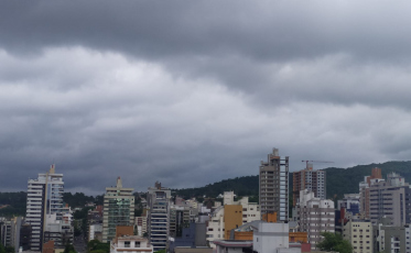 Sexta-feira com tempo nublado e possibilidade de chuva durante o dia