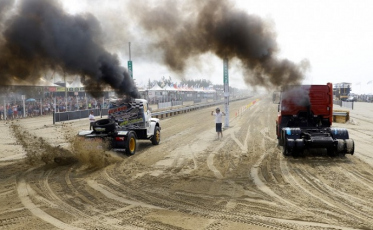 Arrancada de Caminhões continua mesmo após acidente