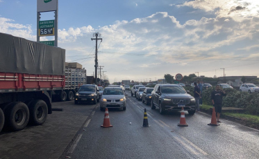 Caminhoneiros bloqueiam BR-101 em Araranguá (VÍDEO)