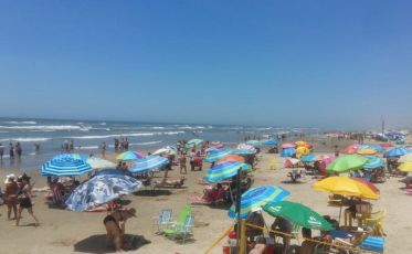 Banhistas lotam a orla do Arroio do Silva