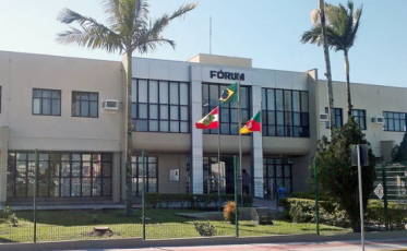 Ex-prefeito e vice de cidade do Sul são condenados por marketing pessoal com uso de recursos públicos 