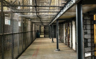 Segue preso homem que invadiu hospital, destruiu viatura e mastigou fios do giroflex